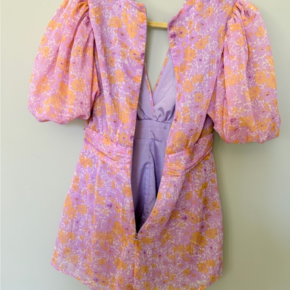 NASTY GAL Floral Puff Sleeve Chiffon V-Neck Romper—SZ. 4 zip back closure - Picture 4 of 6